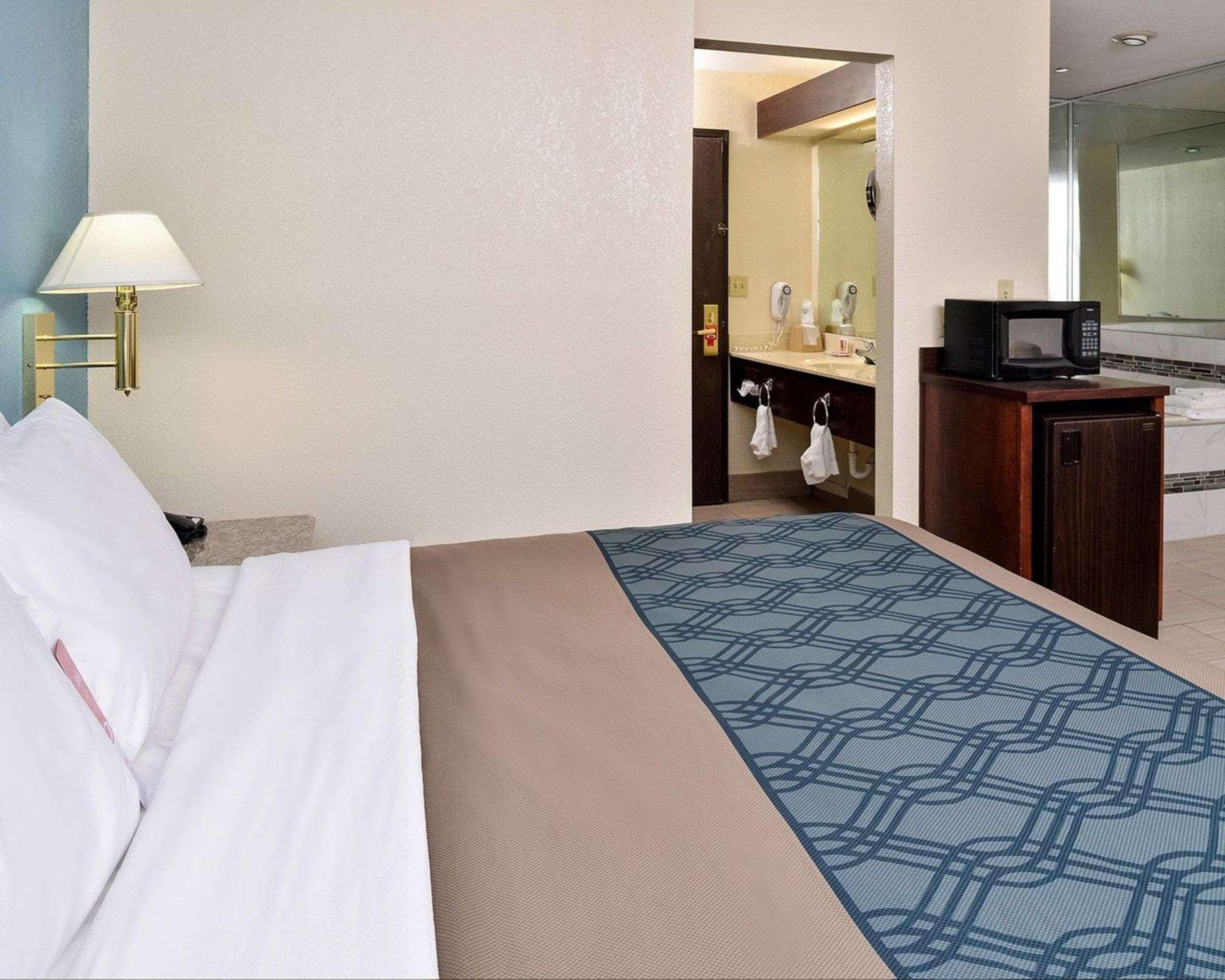 Econo Lodge Inn & Suites Шелбивилл Экстерьер фото