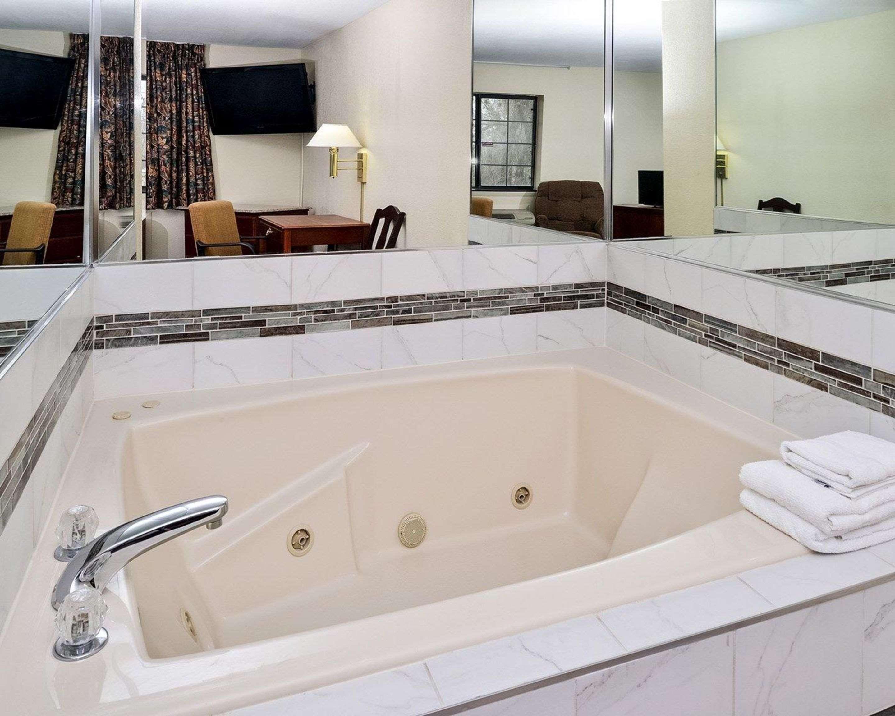 Econo Lodge Inn & Suites Шелбивилл Экстерьер фото