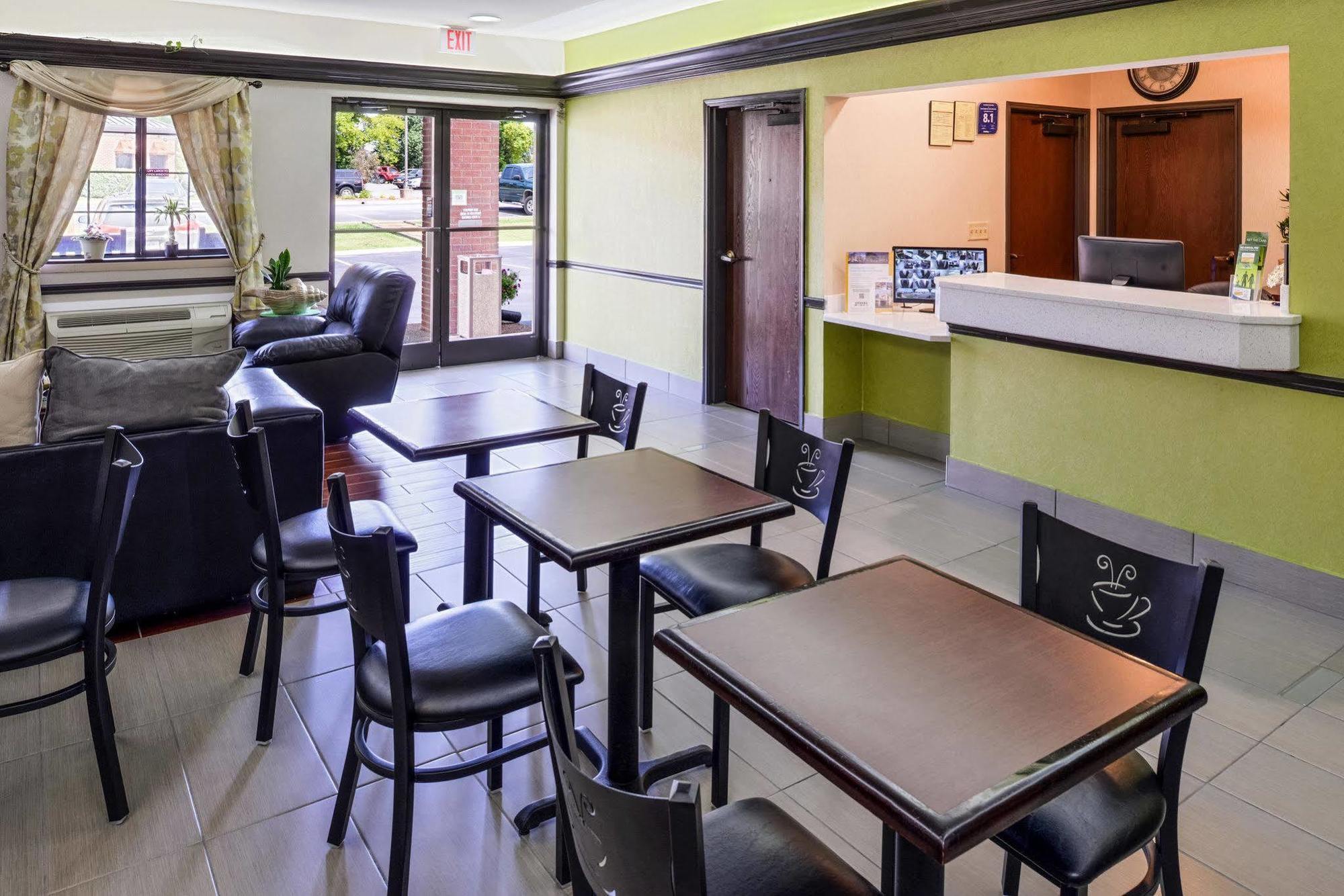 Econo Lodge Inn & Suites Шелбивилл Экстерьер фото